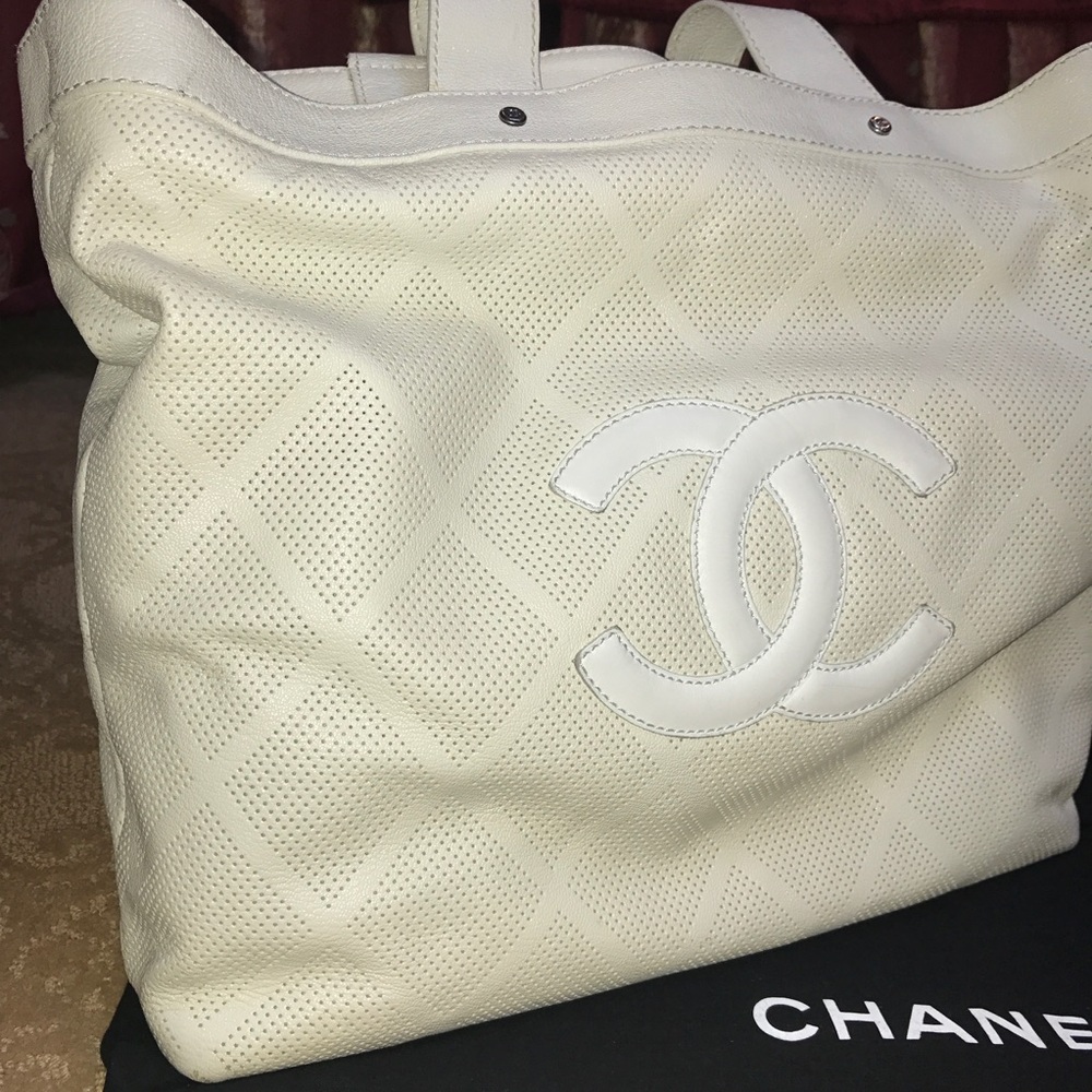 Chanel white perforated tote with handles and CC - Picture 2 of 8